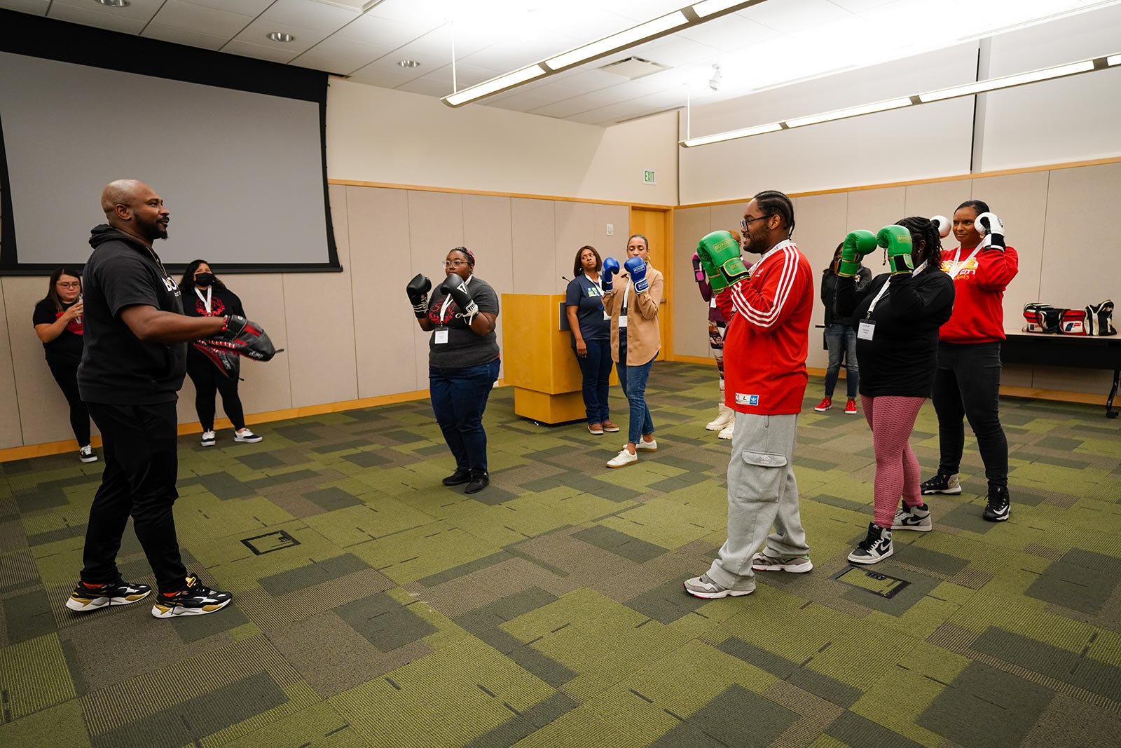 A class of seven people learn boxing.