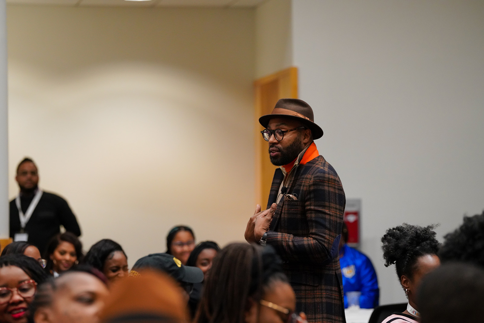 A presenter addressing a crowd of conference attendees. 