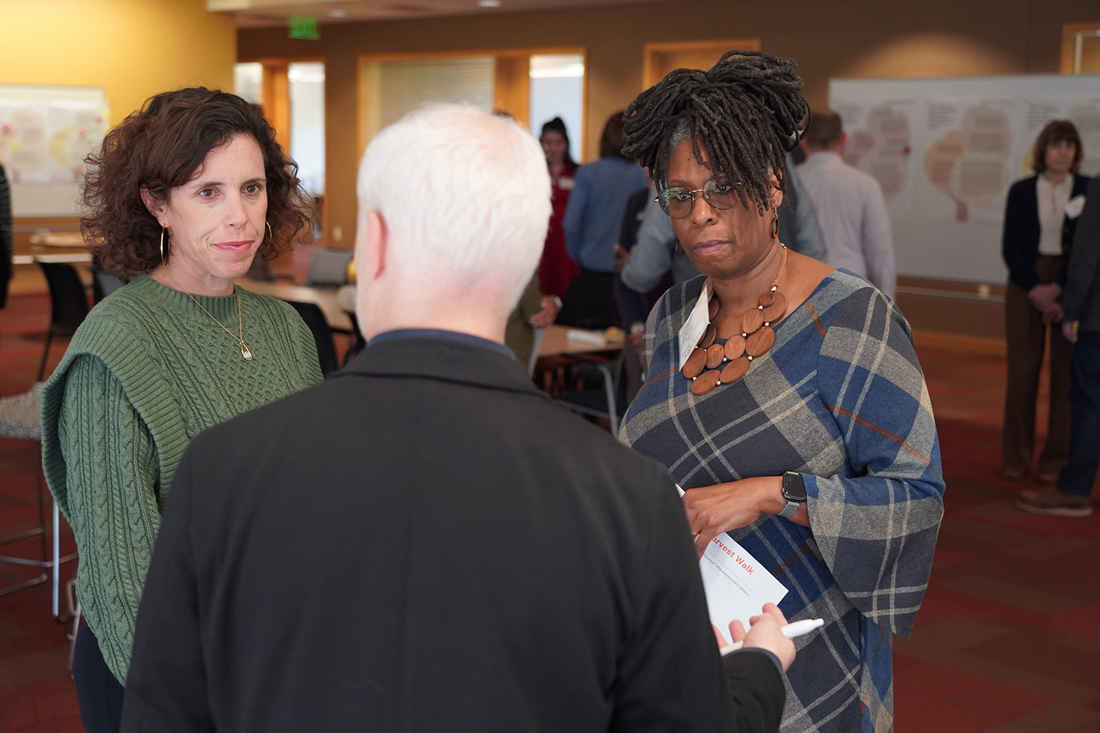Allison Greenwood Bajracharya, chief impact and strategy officer, in conversation with attendees from the Economic Mobility, Research, and Data Forum.
